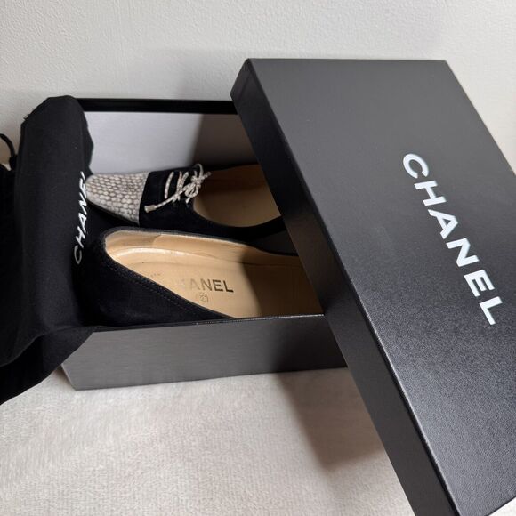 Chanel Suede Kitten Heel Pumps Snakeskin Cap Toe CC Logo Lace Up 37.5 - Picture 12 of 12